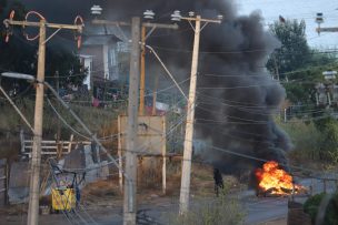 FOTOS | Carabineros enfrentan disturbios durante operativo en megatoma de San Antonio