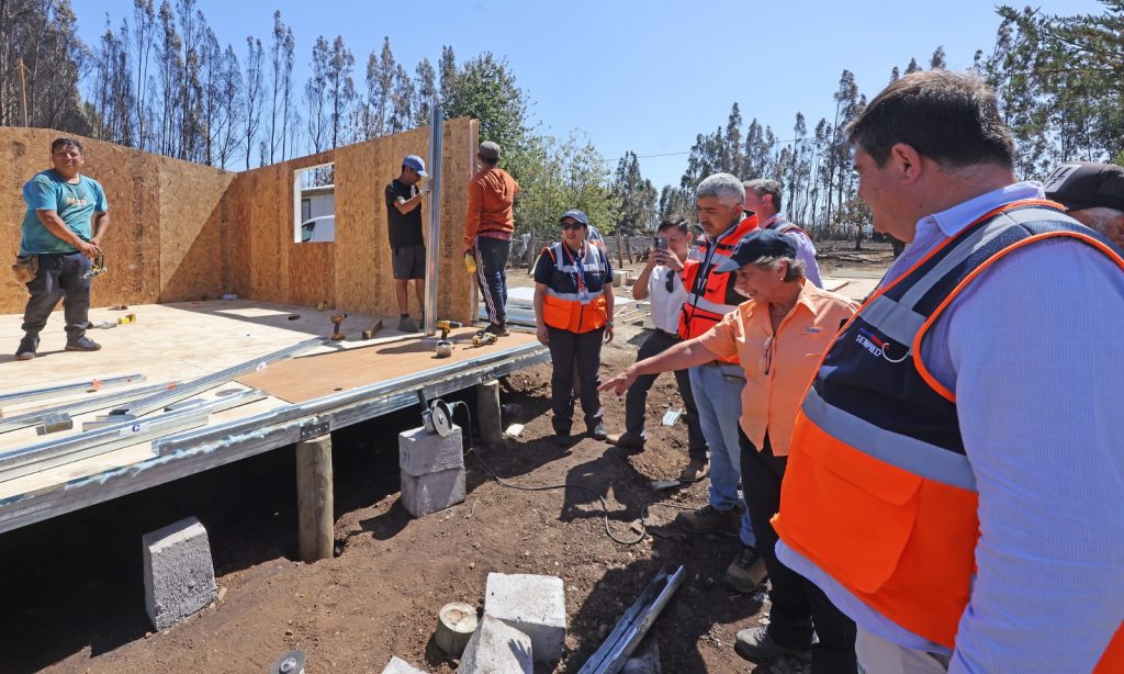 Ministra de Obras Públicas inspecciona instalación de la primera vivienda de emergencia en La Araucanía tras incendios forestales
