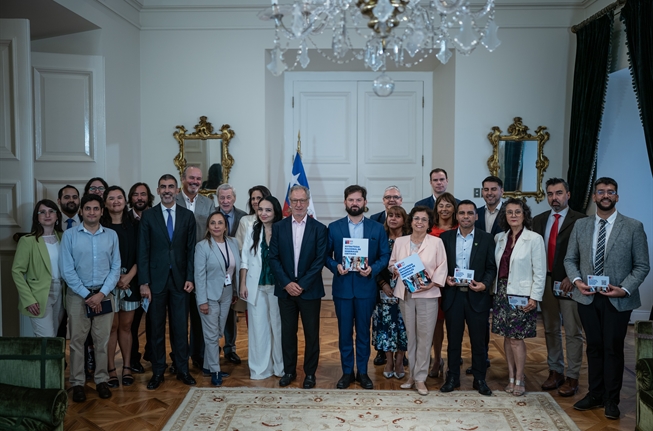 Presidente Boric recibe la Estrategia Nacional de Minerales Críticos