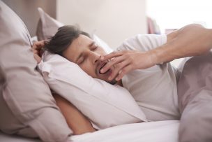 ¿No puedes dormir? Médico entrega claves para descansar mejor en noches calurosas