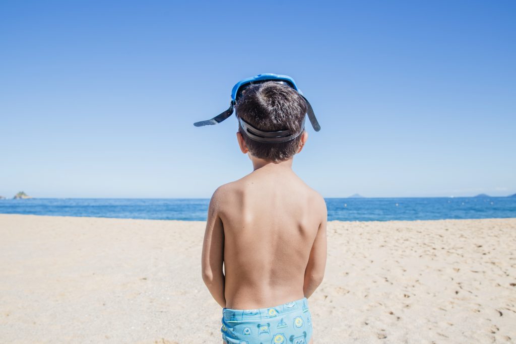 ¿Niños en riesgo por el calor? Consejos para protegerlos del sol y la deshidratación