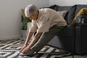 Prevención de caídas en adultos mayores: claves para evitar lesiones comunes en casa