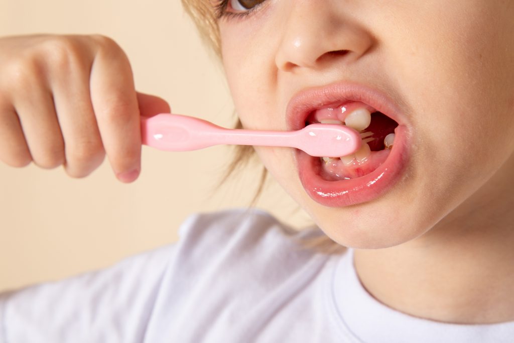 ¿Por qué aumentan las caries de los niños en verano?