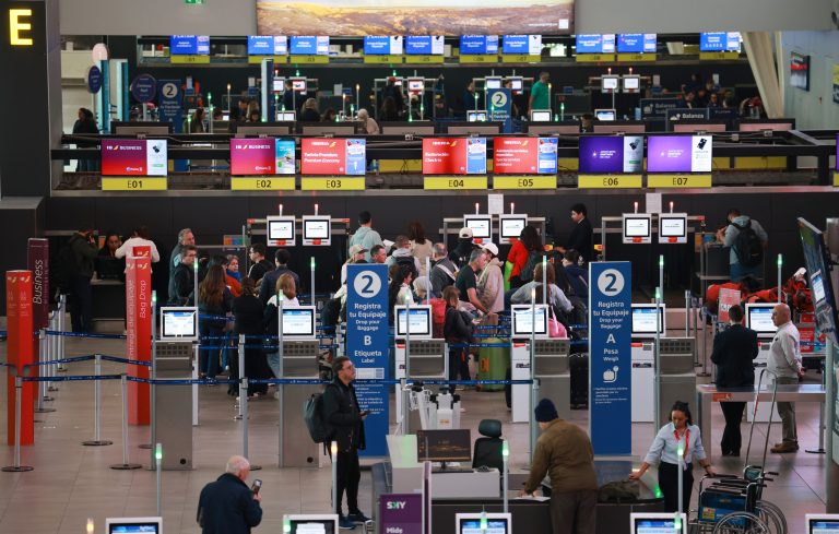 Trabajador del Aeropuerto de Santiago es sorprendido cargando 14 kilos de cocaína en un avión con rumbo a Australia