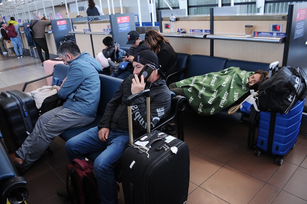 Aeropuerto de Santiago alerta por vuelos cancelados hacia Argentina: conoce el motivo