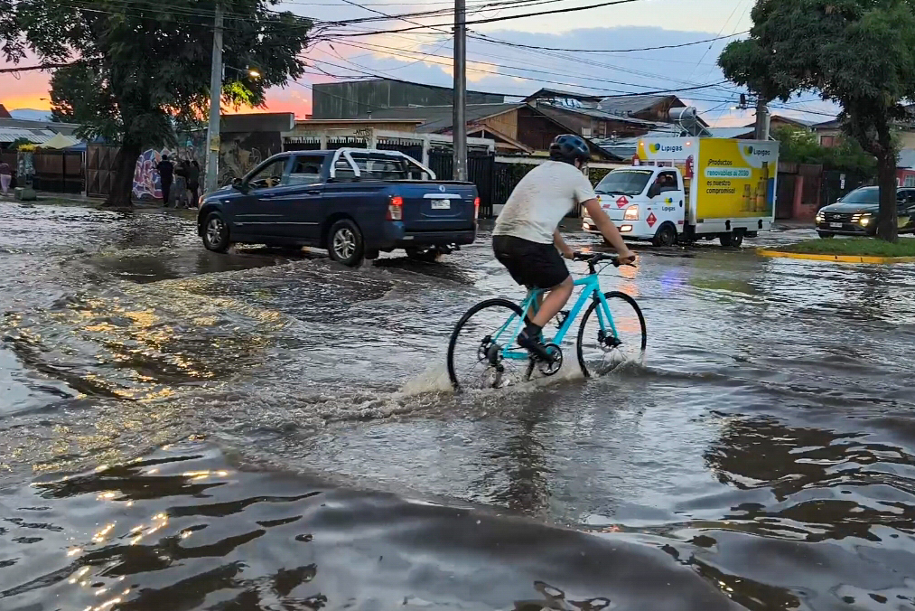 Desborde en Quebrada Honda provoca caos en Las Condes: barro, lodo y viviendas sin agua