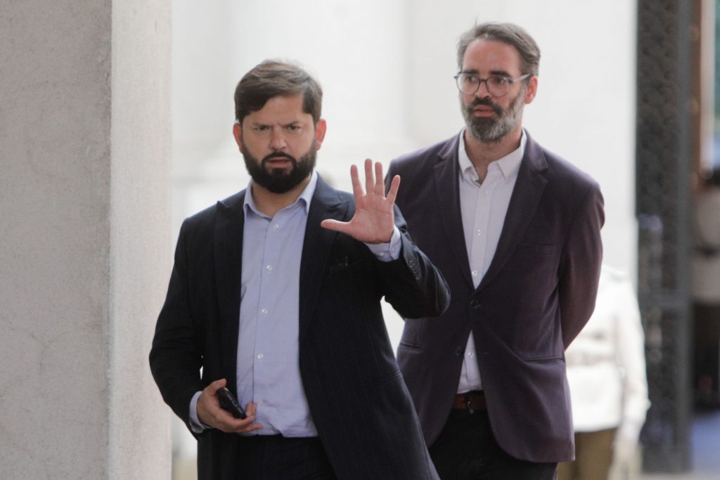 Presidente Boric se comunica con alcalde tras explosión en Renca y envía condolencias