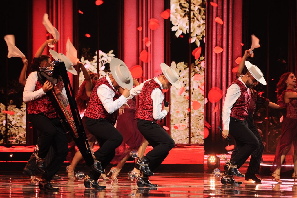 La competencia folclórica se queda en casa: grupo chileno “A Los 4 Vientos” se consagra como ganador