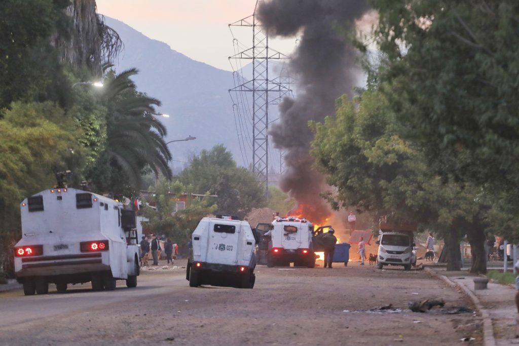 Empieza el desalojo final de la Toma Dignidad: Vecinos montaron barricadas incendiarias en el lugar