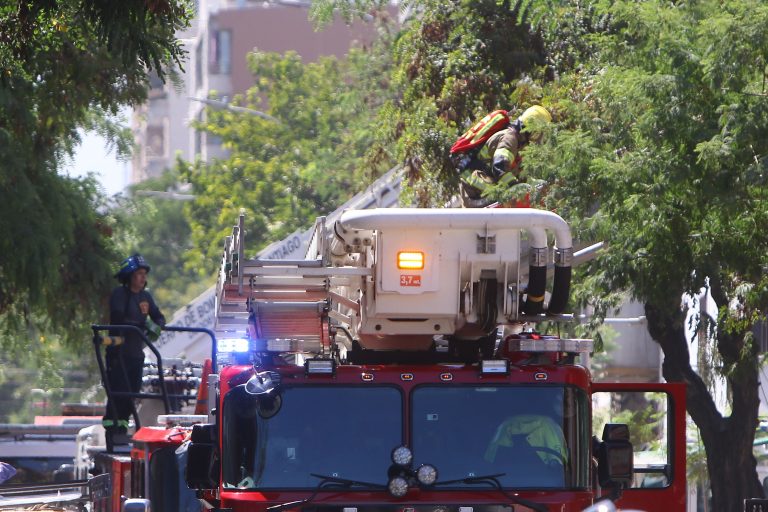 Funcionarios municipales rescatan a bebé atrapado en incendio y logran salvarle la vida en La Pintana