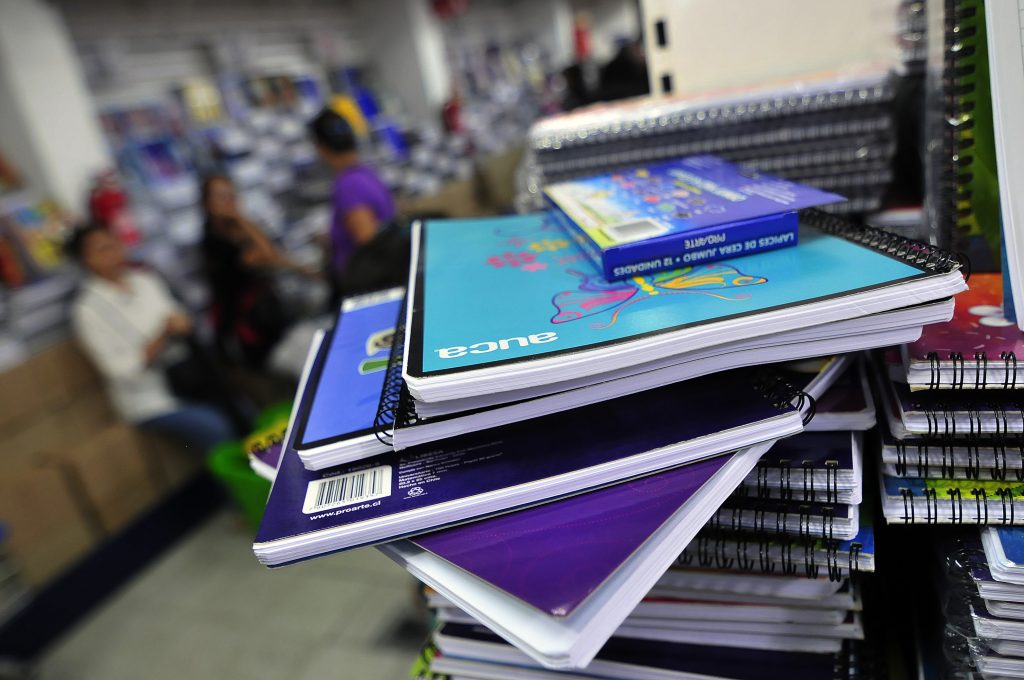 ¿Cuadernos en peligro de extinción? Chilenos consolidan la inclusión de artículos tecnológicos en las compras escolares