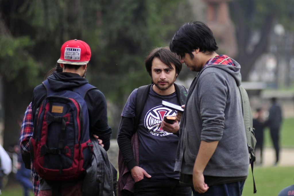 Encuesta bicentenario UC 2025: 62% de los jóvenes chilenos reconoció sentirse solo