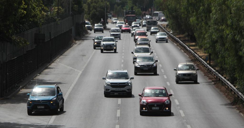 Arriendo de autos se dispara en verano: precios parten en $22 mil diarios y las ventas suben casi 18%