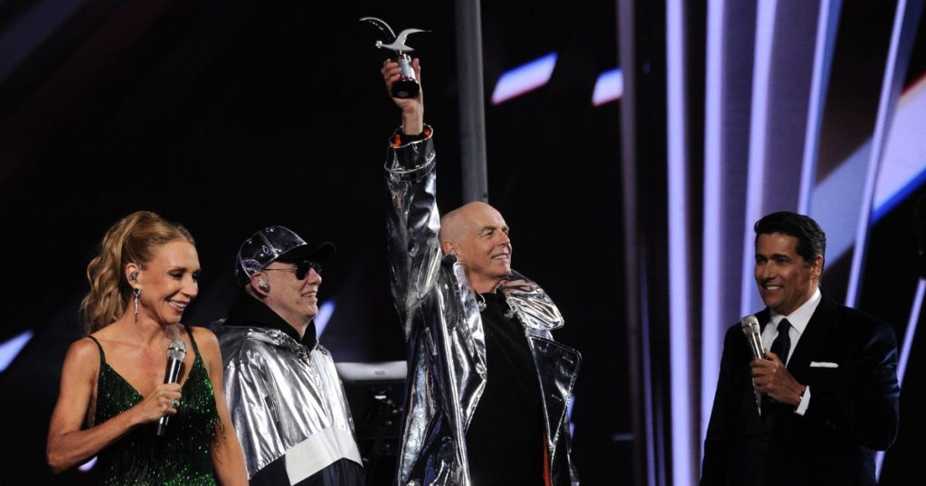 Pet Shop Boys triunfan en Viña 2026: gesto de Neil Tennant revive la polémica de Adam Levine