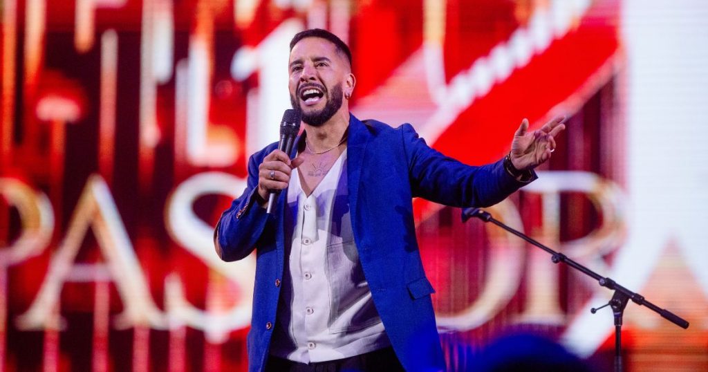 Pastor Rocha desata risas en Viña con broma sin filtro sobre Sammis Reyes