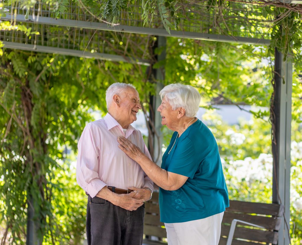 Enamorarse después de los 60: expertos destacan beneficios para la salud mental