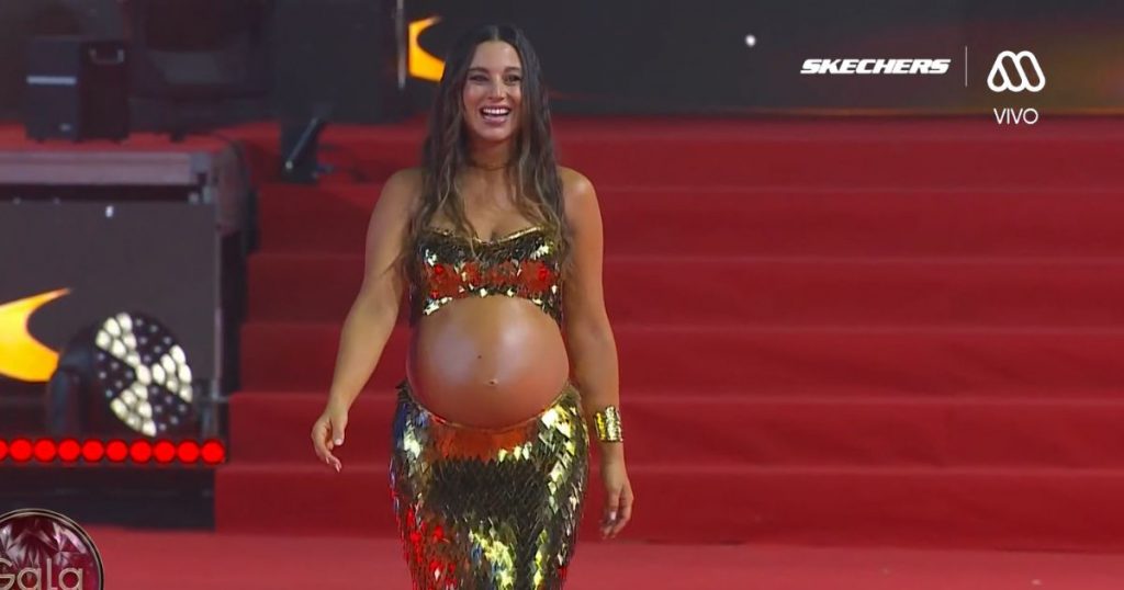 Luciendo su embarazo: Tita Ureta deslumbra en la Gala de Viña 2026