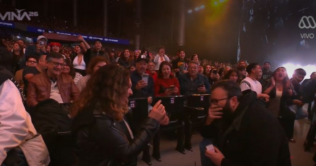 Pareja se compromete en pleno show de Mon Laferte en Viña 2026 y un detalle llama la atención
