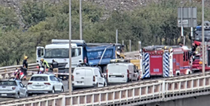 Tránsito cortado en Buin por accidente entre camión y motocicleta
