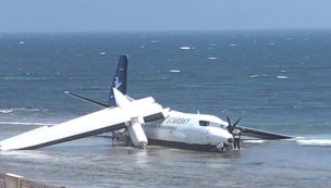 Avión con pasajeros queda varado en playa tras aterrizaje de emergencia