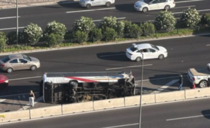 Bus queda volcado en plena vía tras grave accidente en Las Condes
