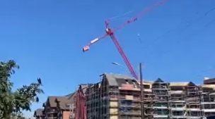 VIDEO | Impacto en Puerto Varas: grúa se desploma en Playa Puerto Chico