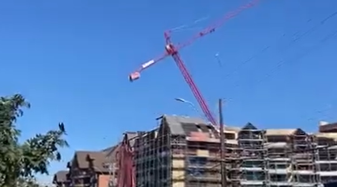 VIDEO | Impacto en Puerto Varas: grúa se desploma en Playa Puerto Chico
