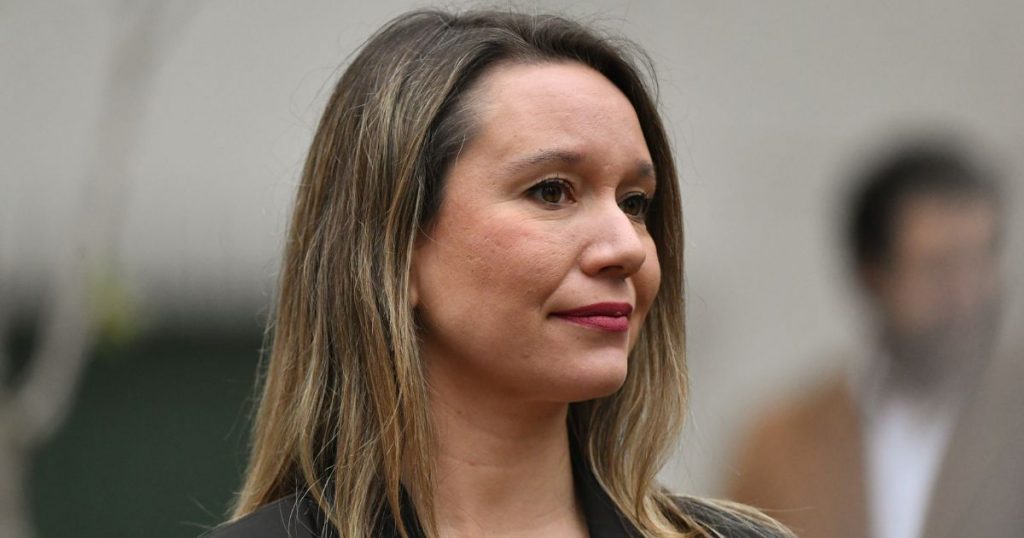 Alcaldesa de Las Condes reporta viviendas anegadas tras desborde de canal en San Carlos de Apoquindo