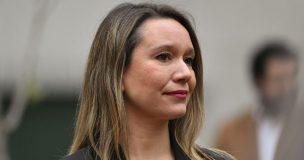 Alcaldesa de Las Condes reporta viviendas anegadas tras desborde de canal en San Carlos de Apoquindo