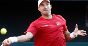 Copa Davis: Tenista serbio protagoniza confuso momento tras partido contra Barrios y termina lesionado