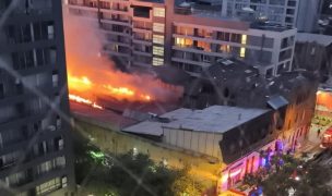Incendio en cité provoca restricción de tránsito en el centro de Santiago