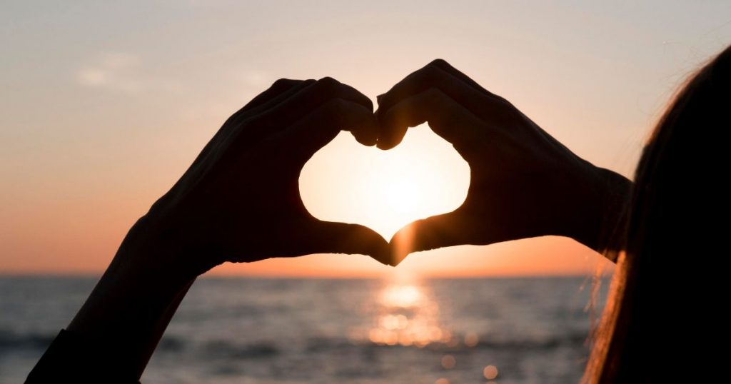 No son solo “mariposas”: descubre los síntomas físicos del amor que afectan tu cuerpo