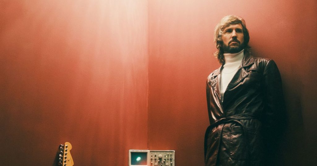 Con sello chileno: Gonzalo Yáñez abrirá el concierto de Bryan Adams en el Movistar Arena