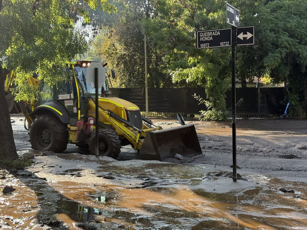 Las Condes continúa con cortes de tránsito tras intensas lluvias del fin de semana: conócelos acá