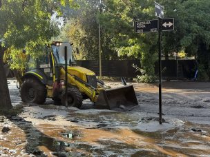 Las Condes continúa con cortes de tránsito tras intensas lluvias del fin de semana: conócelos acá