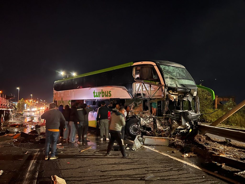 Tragedia en Ruta 5 Sur: bus colisionó con camión y dejó dos fallecidos