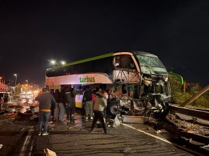 Tragedia en Ruta 5 Sur: bus colisionó con camión y dejó dos fallecidos