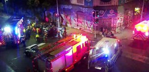 Bomberos rescata a persona atrapada tras volcar su auto en pleno centro de Santiago