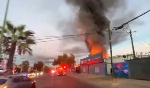 Incendio en fábrica textil genera enorme columna de humo y cortes de tránsito en Independencia