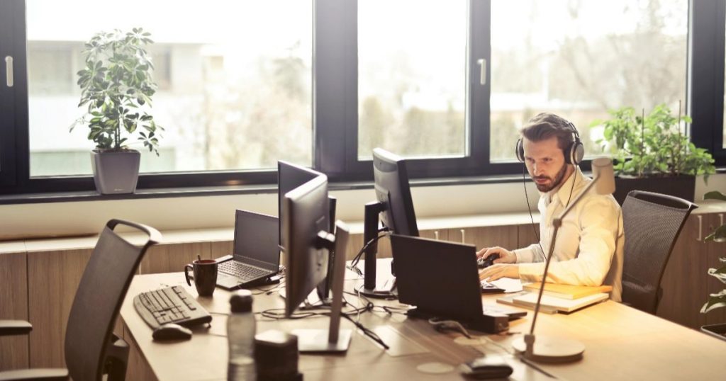 Internet para empresas Chile: fibra óptica vs. conexión lenta