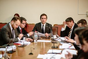 Diputado Martínez pide urgencia para prohibir redes sociales a menores de 16 años