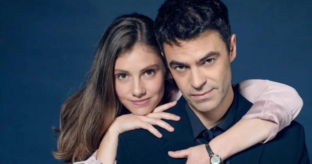 Jorge Arecheta y Octavia Bernasconi confirman su relación con especial gesto en los Premios Caleuche