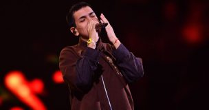 Otro matrimonio en la Quinta: Pareja se compromete durante presentación de Milo J en Viña del Mar