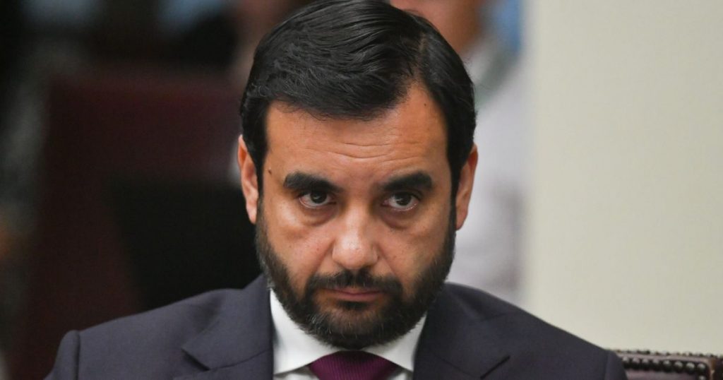 Tras nuevas liberaciones por error: Ministro Gajardo no descarta corrupción ni sabotaje en Gendarmería