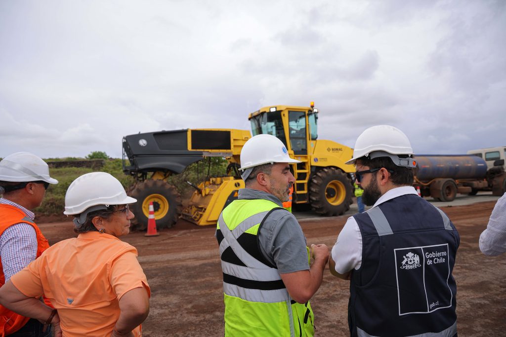 Boric anuncia inversión de US$400 millones para modernizar el aeropuerto de Rapa Nui