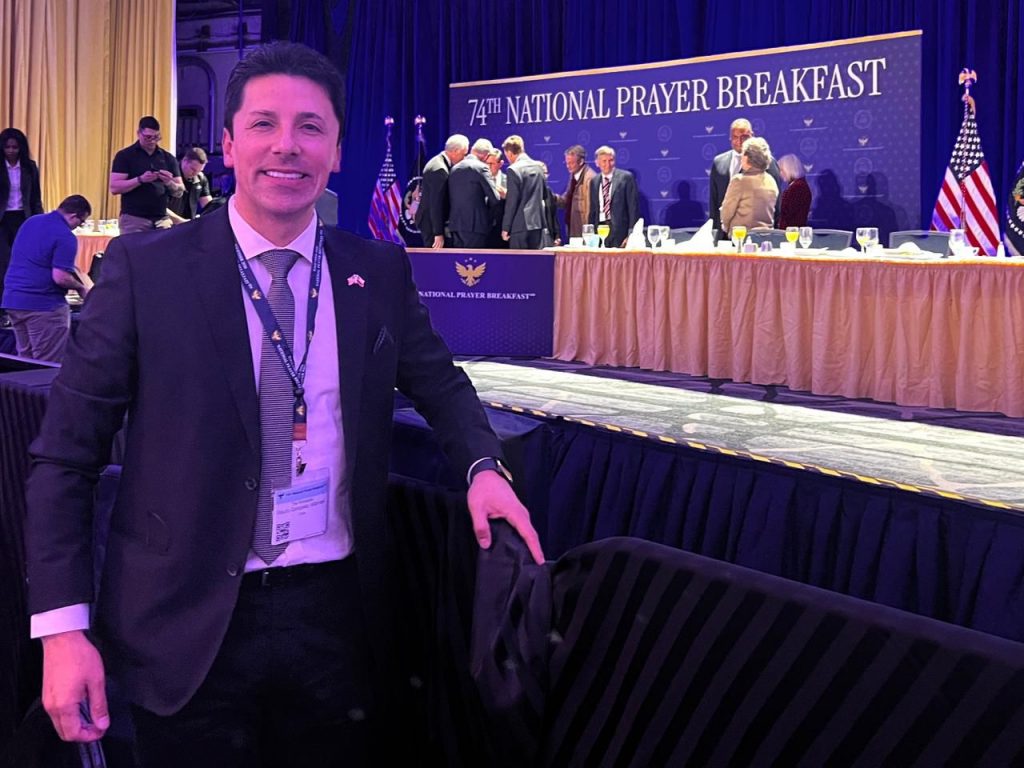 Diputado González asiste al Desayuno Nacional de Oración: “Un honor estar donde defienden la vida