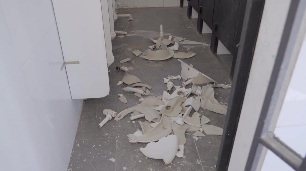 Vandalismo en liceo de La Florida: destruyen baños a días del regreso a clases