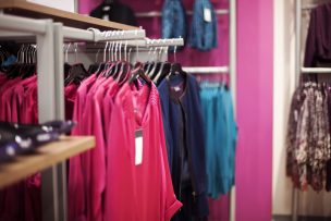 Reconocida tienda de ropa inicia liquidación por cierre definitivo