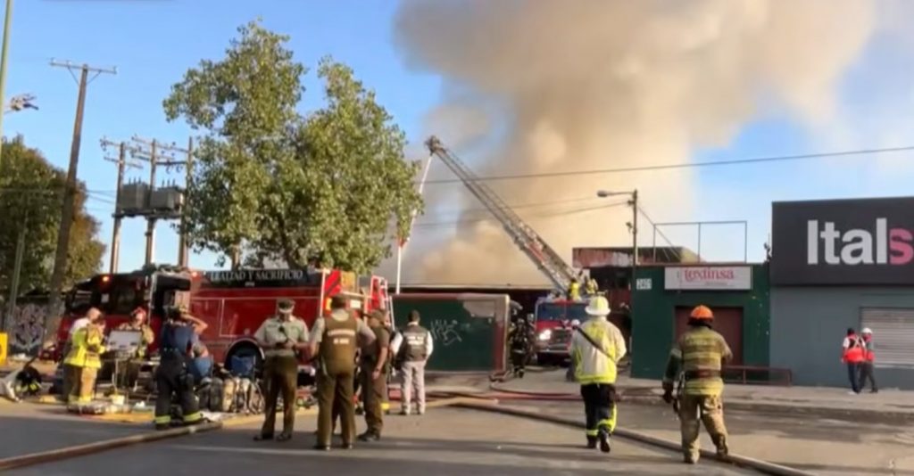 Bomberos controla incendio en Barrio Franklin: tránsito comienza a normalizarse