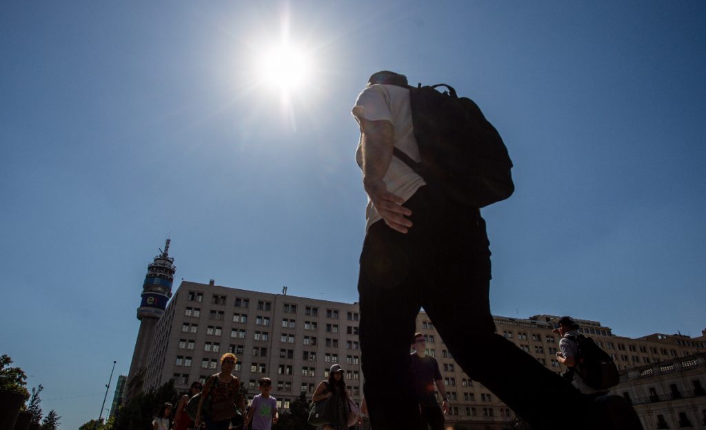 Altas temperaturas para este fin de semana: Región Metropolitana podría alcanzar los 37°C